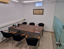 Oficina compartida Barcelona Mesas en despacho de abogados