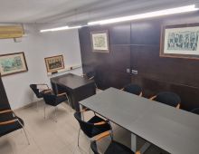 Oficina compartida Barcelona Mesas en despacho de abogados