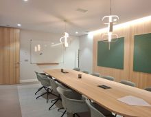 Sala de reuniones 12 pax con monitor y pizarra - Stella Hub - Stella Hub - Coworking para empresas Coworking Santiago de Compostela Stella Hub - Coworking para empresas