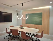 Sala de reuniones 8 pax con monitor y pizarra - Stella Hub - Stella Hub - Coworking para empresas Coworking Santiago de Compostela Stella Hub - Coworking para empresas