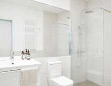 Contamos con dos baños completos con ducha. - 039ARCHIVO Coworking Madrid 039ARCHIVO