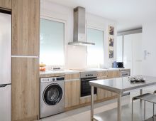 Cocina completa con lavavajillas, horno, vitrocerámica, microondas, lavadora y frigorífico. Tapado por cortinas en caso de que no se quiera ver. - 039ARCHIVO Coworking Madrid 039ARCHIVO