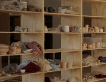 Estanterias con piezas de ceramica - Clay Cave Coworking Coworking Valencia Clay Cave Coworking