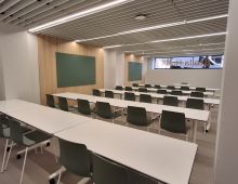 Sala polivalente 30-35 pax con monitor y pizarra - Stella Hub - Stella Hub - Coworking para empresas Coworking Santiago de Compostela Stella Hub - Coworking para empresas