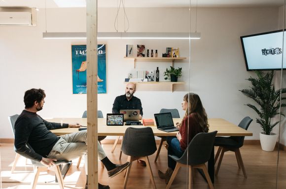 Centro de negocios con coworking Armilla Squembri & CO