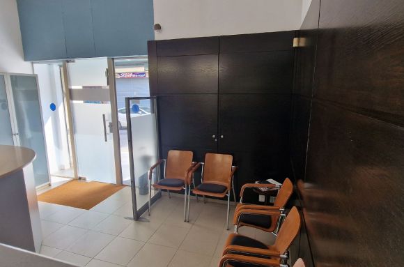 Oficina compartida Barcelona Mesas en despacho de abogados