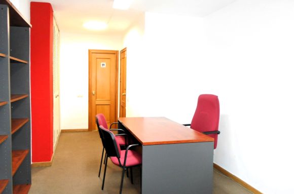 Centro de negocios León Oficina amueblada un puesto de trabajo.