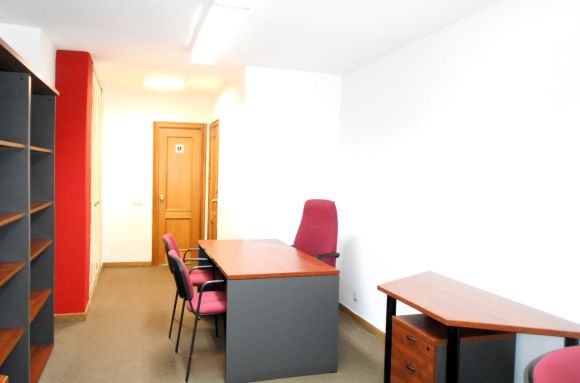 Centro de negocios León Oficina amueblada un puesto de trabajo.