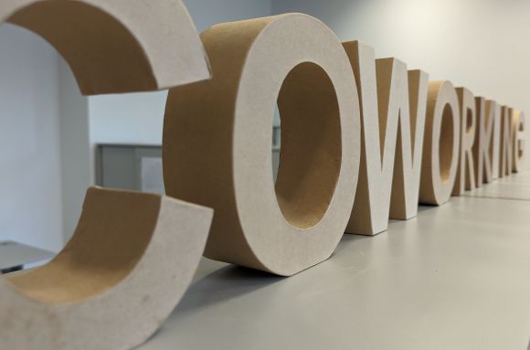 Centro de negocios con coworking Oviedo Cowtainers Innovation Hub