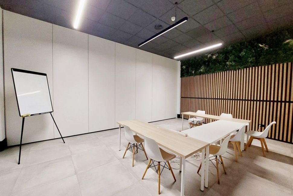 MEDIUM MEETING ROOM