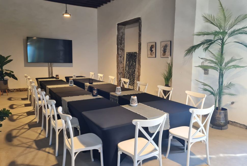 Sala de reuniones (1-7 PAX, medio día)