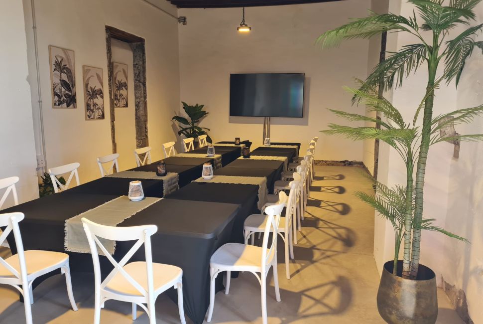 Sala de reuniones (8-90 PAX, medio día)
