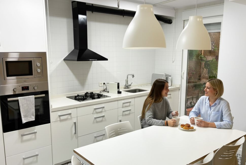 MESA DE REUNIONES EN ESPACIO ABIERTO - ( 15€ /hora + IVA) - ( OFFICE/ COCINA)