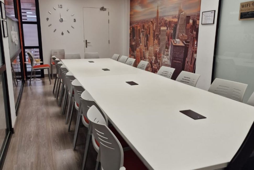 Sala de reuniones / formación hasta 20 personas (Por horas)